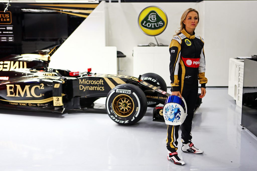 Re: FOTOS - CARMEN JORDA  PILOTO DE LOTUS