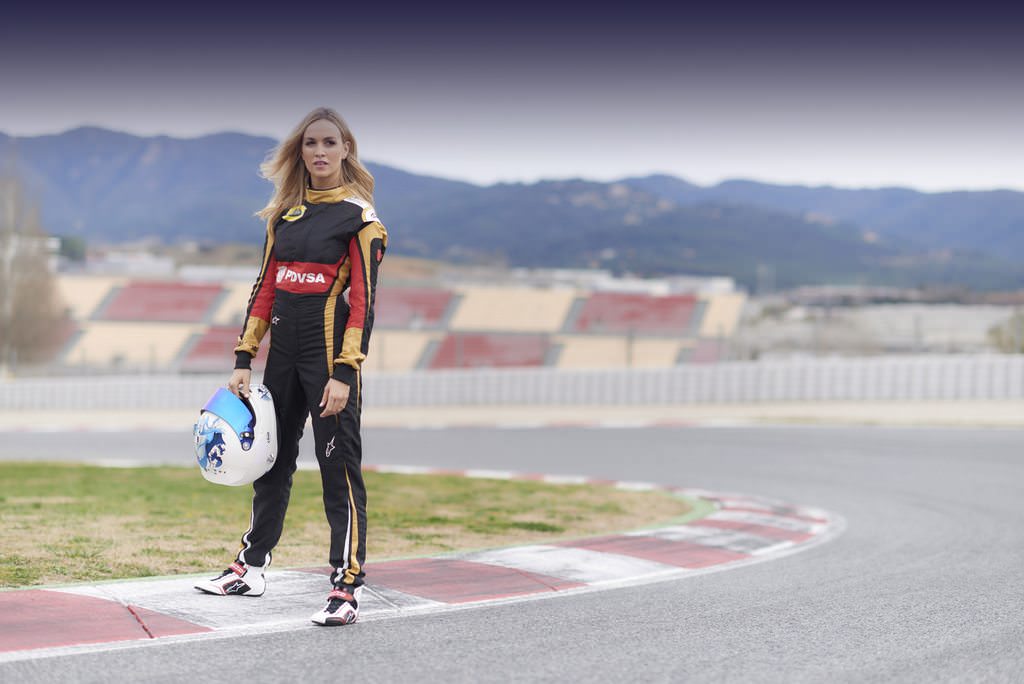 Re: FOTOS - CARMEN JORDA PILOTO DE LOTUS