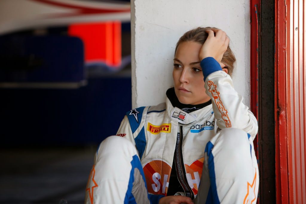 Re: FOTOS - CARMEN JORDA PILOTO DE LOTUS