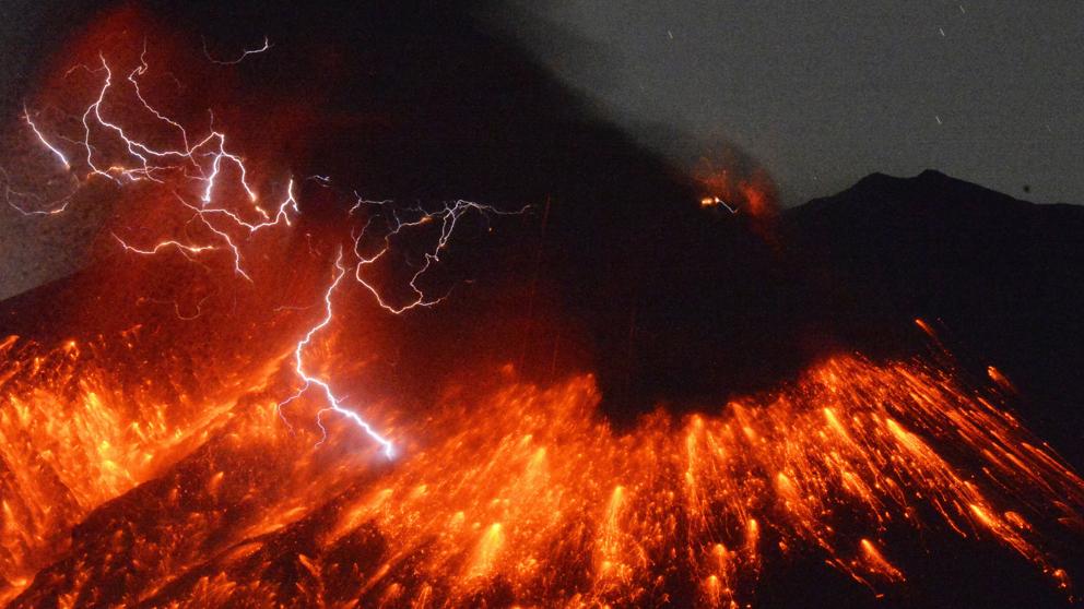 Imagen impresionante del volcán en erupción...