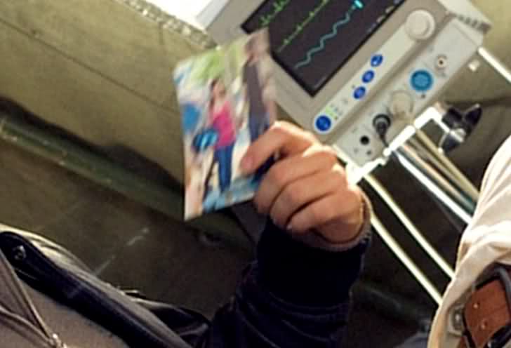 hugotieneunafotoenlamanoenlafotodel7x10yescarol