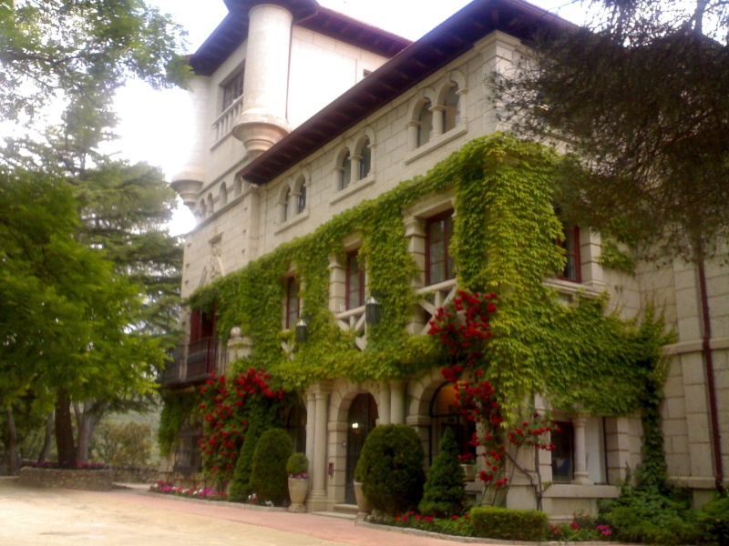 fotosdellunesenlauniversidadantoniodenebrijaexterioresdelinternadomasfotosdelpozoelarcoelbosqueyelpatiodeeducacionfisica