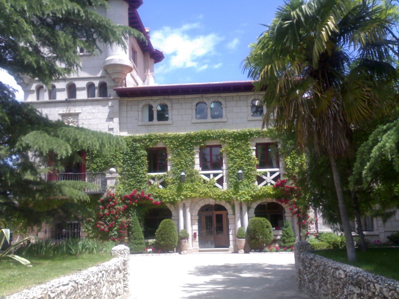fotosdellunesenlauniversidadantoniodenebrijaexterioresdelinternadomasfotosdelpozoelarcoelbosqueyelpatiodeeducacionfisica