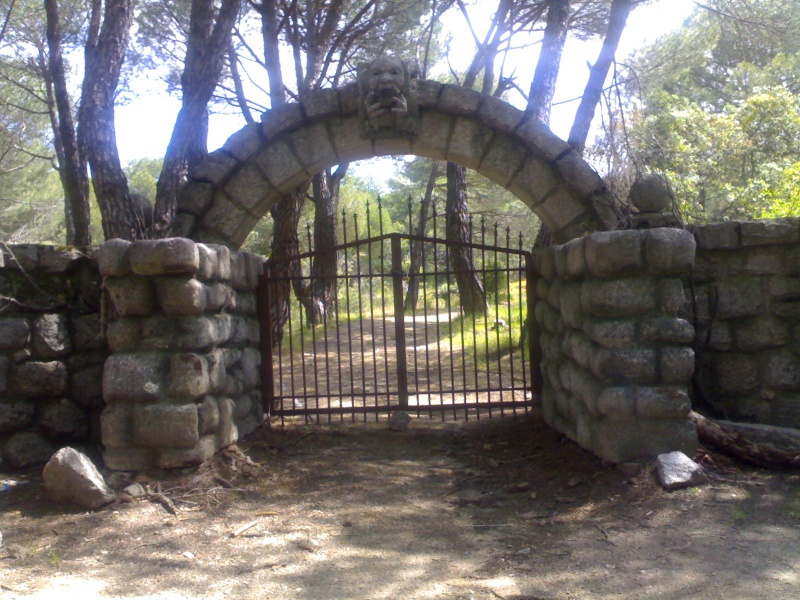 fotosdellunesenlauniversidadantoniodenebrijaexterioresdelinternadomasfotosdelpozoelarcoelbosqueyelpatiodeeducacionfisica