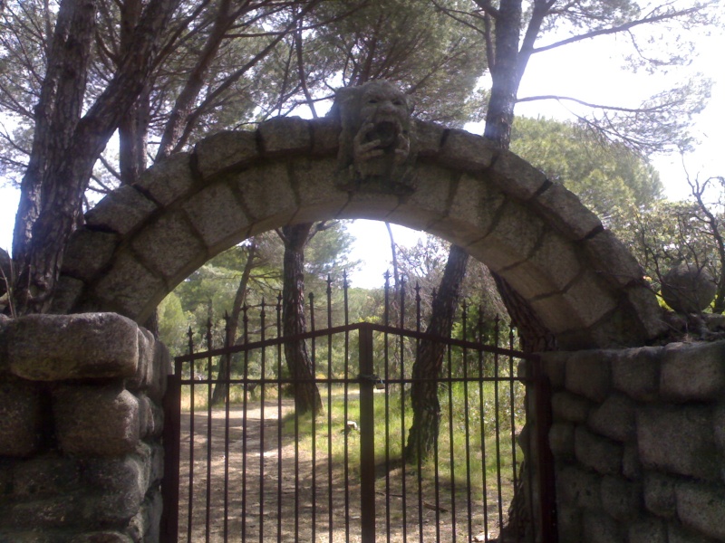fotosdellunesenlauniversidadantoniodenebrijaexterioresdelinternadomasfotosdelpozoelarcoelbosqueyelpatiodeeducacionfisica