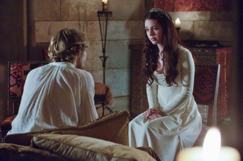 postparacomentarlaseriereign2temporadaestreno2deoctubre