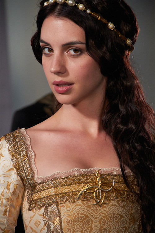 postparacomentarlaseriereign2temporadaestreno2deoctubre