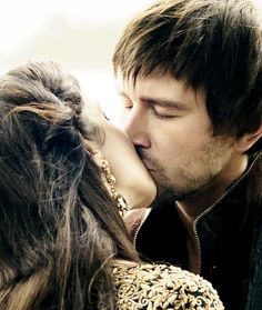 postparacomentarlaseriereign2temporadaestreno2deoctubre
